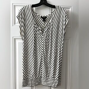 🖤🤍White House Black Market striped V neck